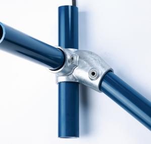 3-vejs hjørne m/justerbar højre bøjning (30°-45°) - fitting 321RH, 42,4 mm (321-7 RH), Kee Clamp galvaniseret rørfitting.