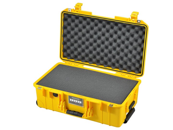 PELI&trade; 1535 Air Carry-On, med plukskum Gul