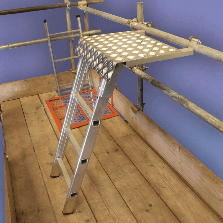 BIGBEN® Stillads trin med lang stige og skridsikker platform, med rør fitting til stilladssystemer